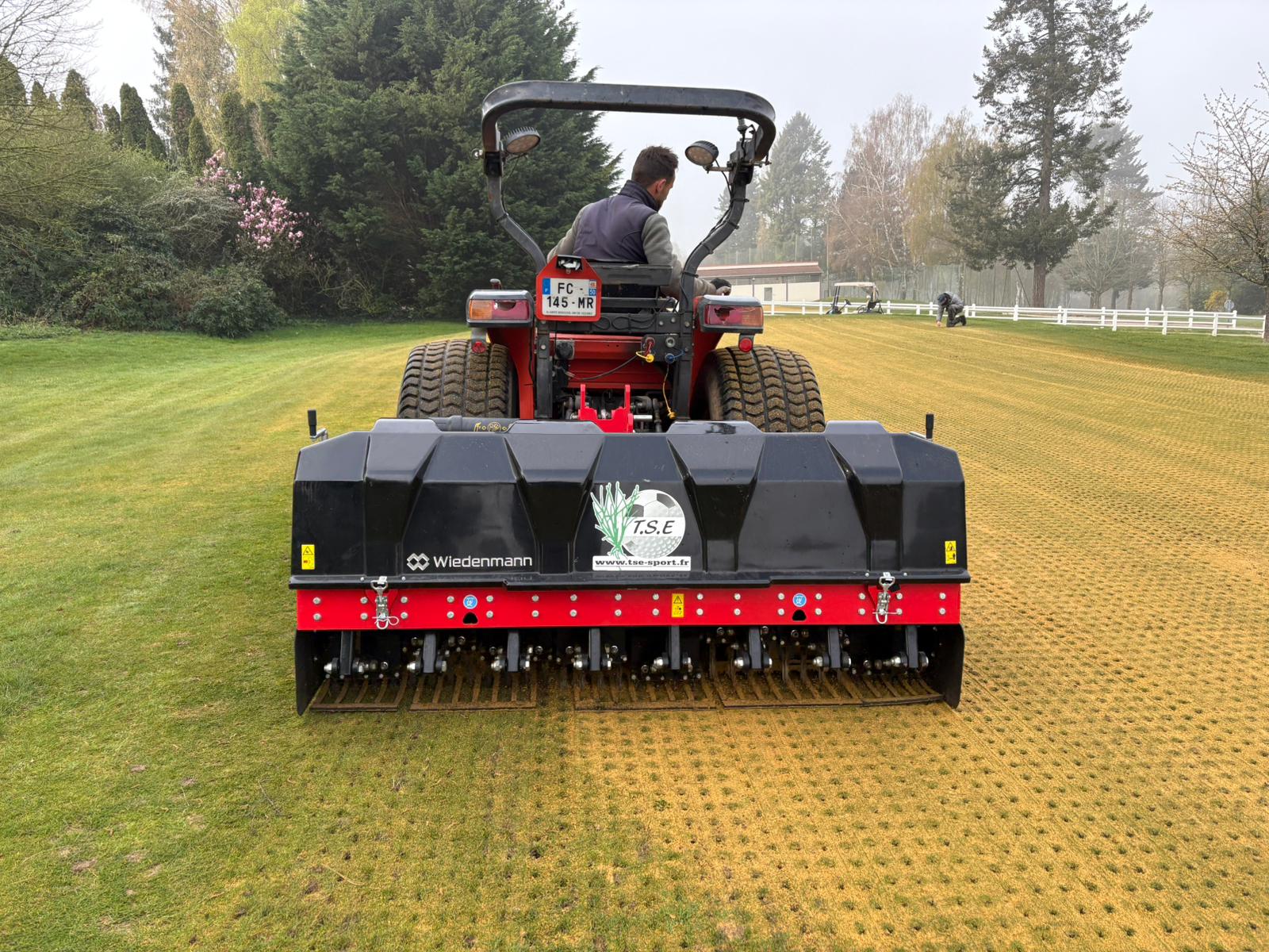 Terrain : Aération des greens et élagage